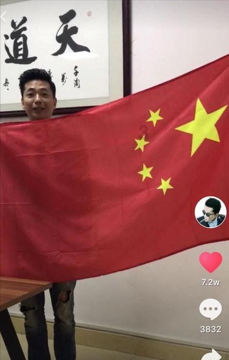 救援臭美男孩